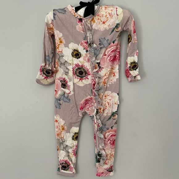 95% bamboo baby onesie πΊ - Picture 1 of 4